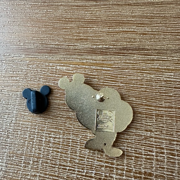 Donald Duck holding red Mickey Mouse balloon - Picture 3 of 3